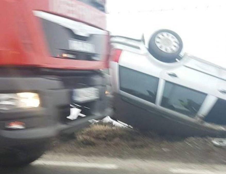 Mașină răsturnată pe o șosea din Gorj