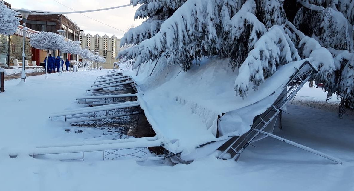 Zăpada a culcat toate corturile de mărțișor din Târgu Jiu