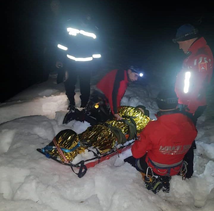 Salvatorii gorjeni au eliberat un bărbat prins în troiene de zăpadă
