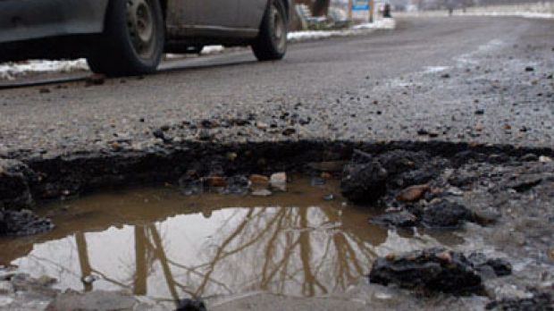 Locuitorii unui cartier din Târgu Jiu își repară singuri strada