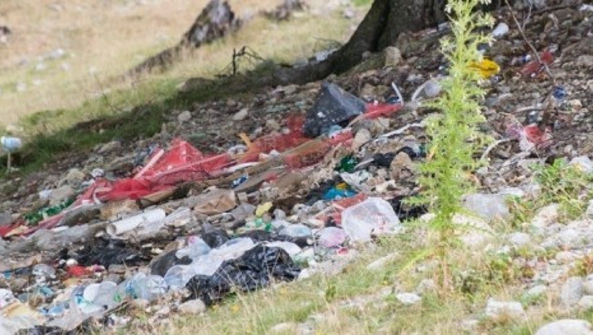 Primăria Novaci amendată pentru gunoaiele de pe Transalpina