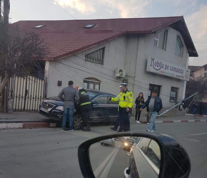 Accident în Târgu Jiu: A pus la pământ doi stâlpi de iluminat