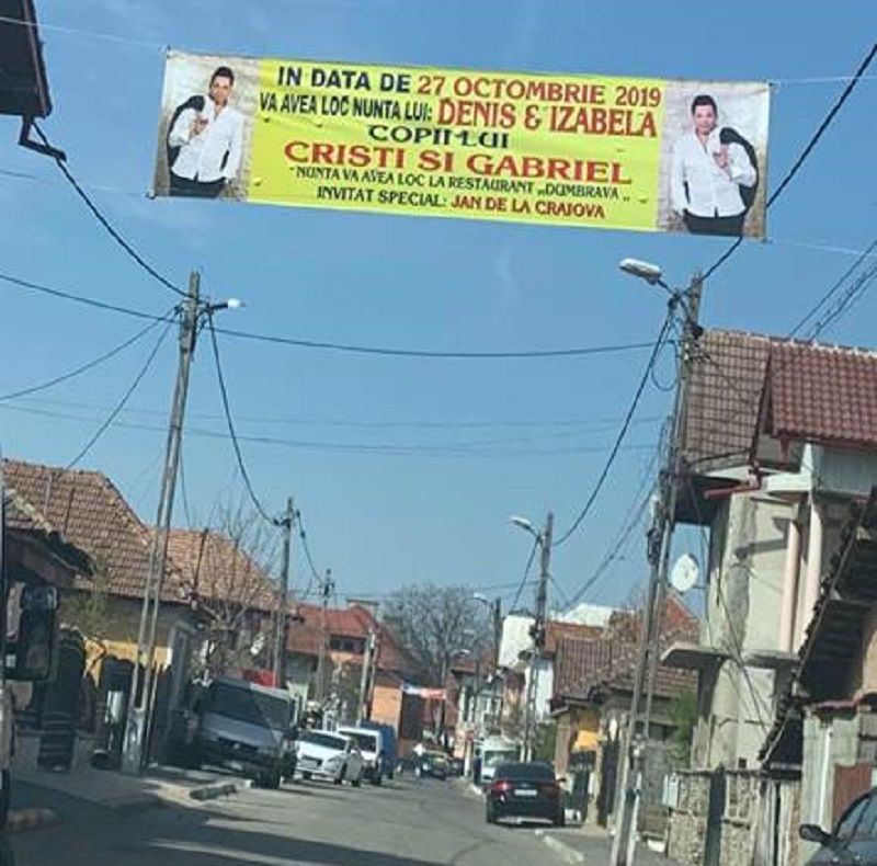 Ce amendă au primit nuntașii care au agățat bannere cu invitații deasupra străzilor din Târgu Jiu
