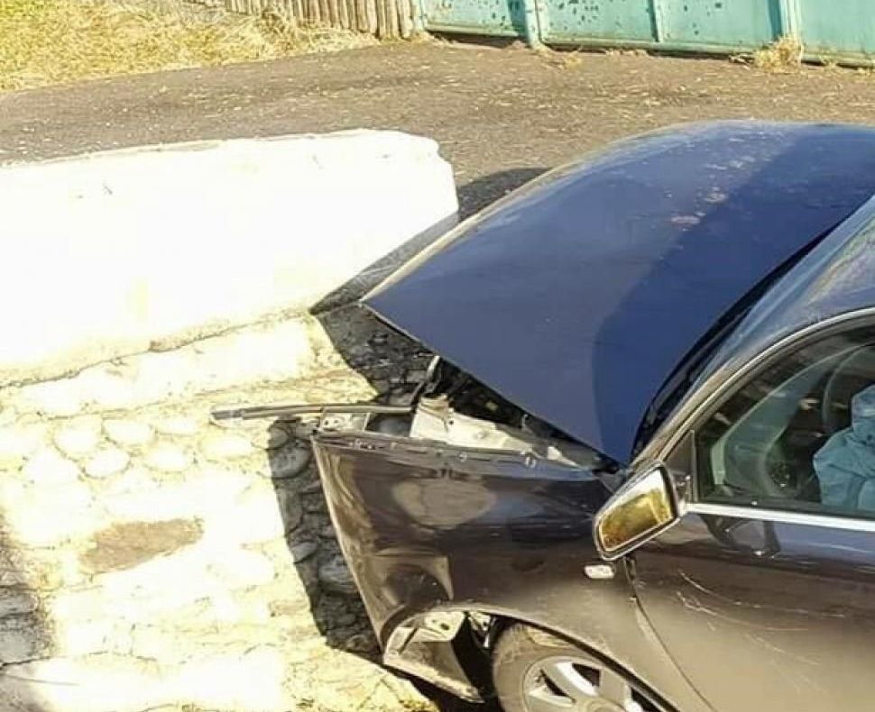 Un șofer a intrat cu mașina într-un zid de beton în timp ce încerca să scape de polițiști