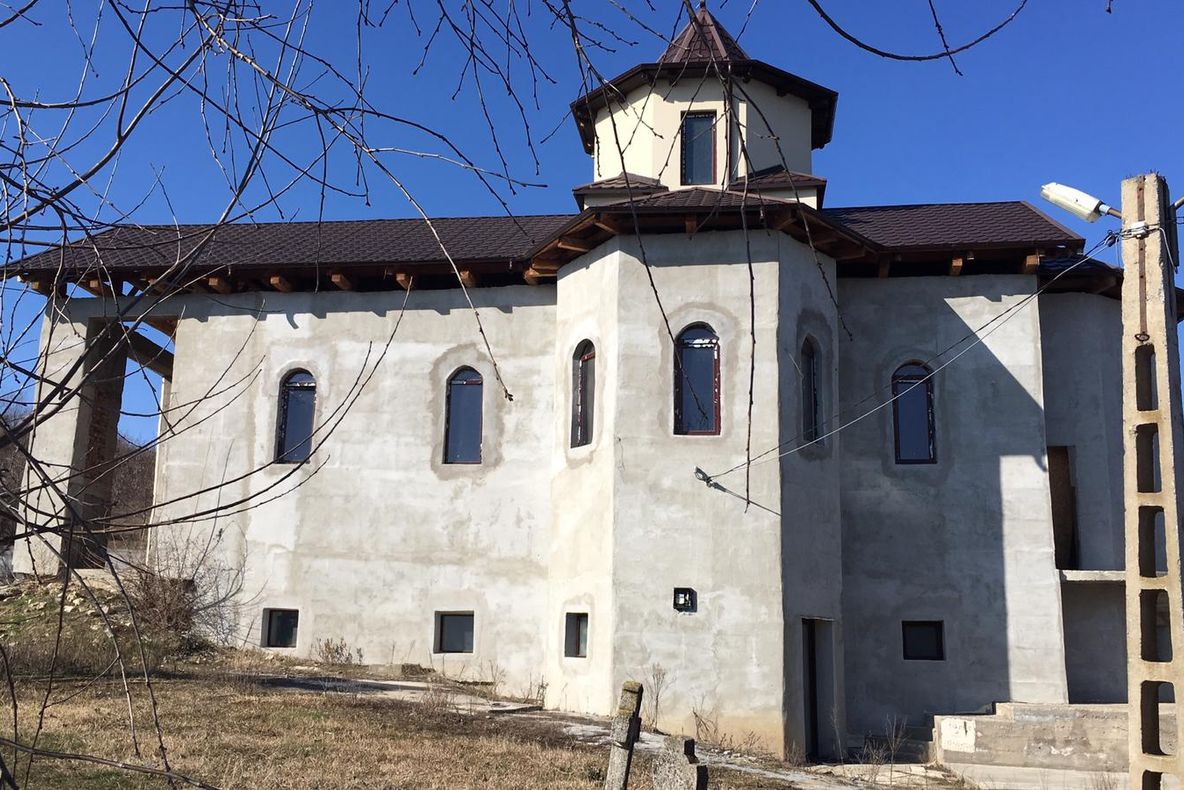 A căzut din turla bisericii din Bumbești-Jiu