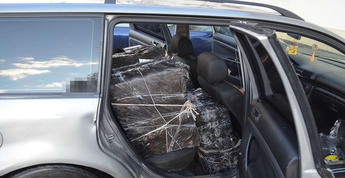 Doi gorjeni, prinși în timp ce transportau 6.000 de pachete de țigări de contrabandă