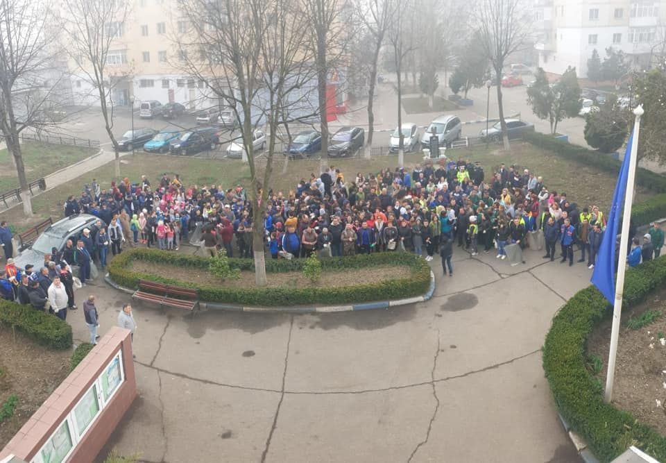 Angajații primăriei și elevii au făcut curățenie generală la Rovinari