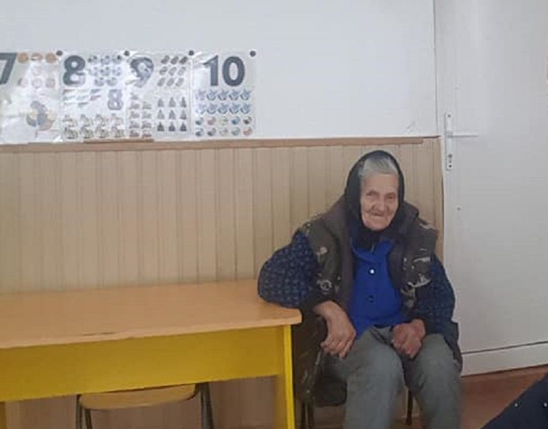 O bătrână în vârstă de 83 de ani muncește în fiecare zi pentru grădiniță din Gorj
