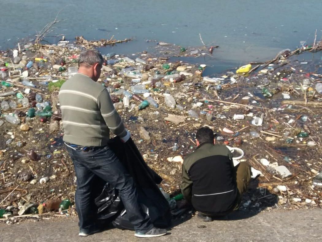 Pescarii gorjeni au curățat Jiul de gunoaie