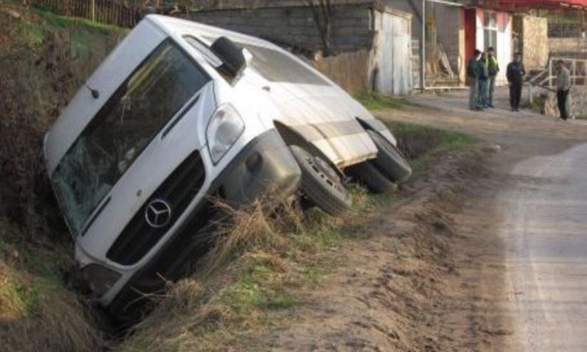 Probleme pe străzile Gorjului: Accident cu microbuz plin cu mineri