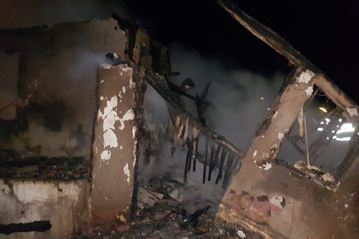 Două mașini și o casă, mistuite de un incendiu într-o comună din Gorj