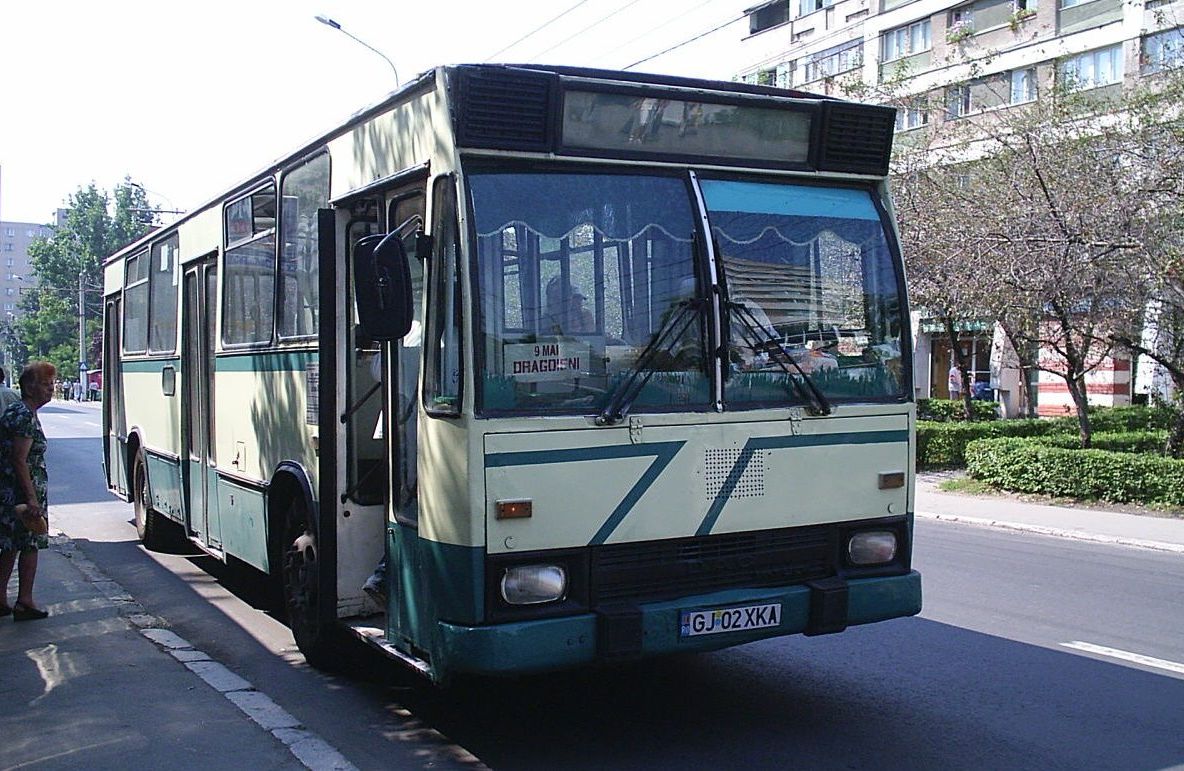 Șoferii celor mai vechi autobuze din țară amenință cu greva