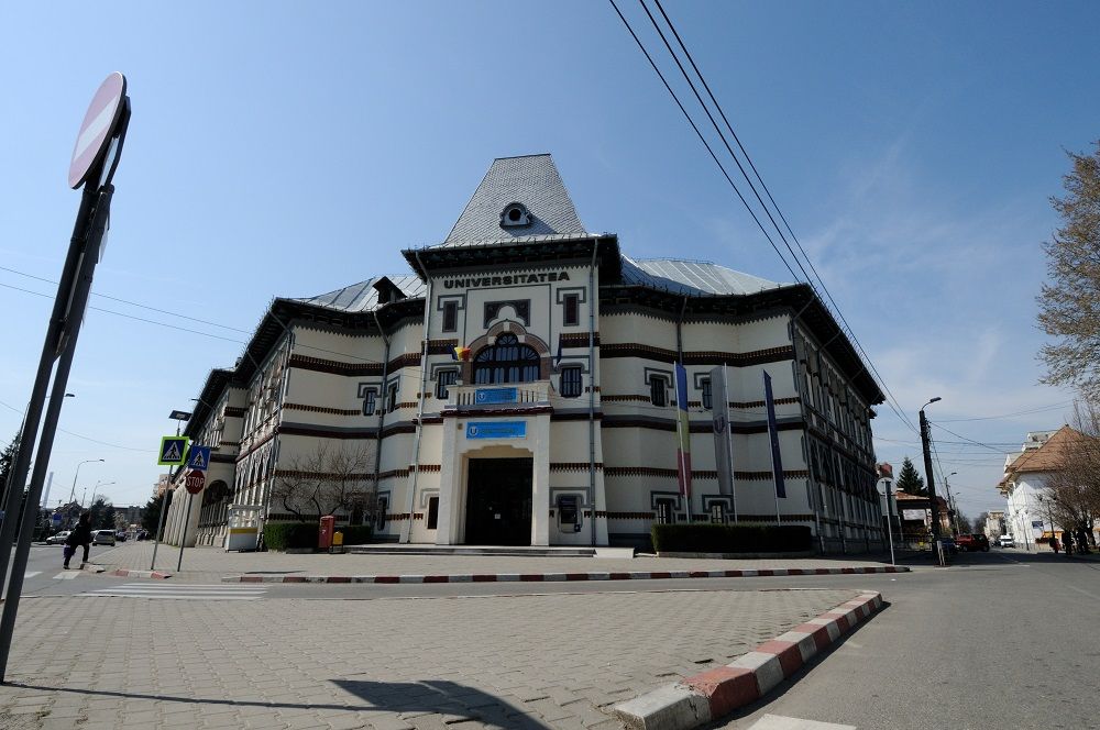 Conducerea Universității Constantin Brâncuși a luat 3 milioane de lei de la studenți și i-a dat angajaților