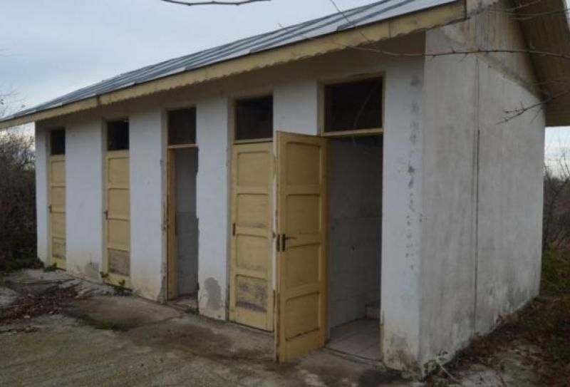 Elevii dintr-un sat din Gorj vor avea o școală nouă. Dispare și WC-ul din fundul curții!