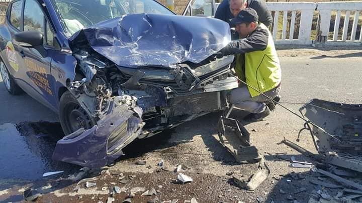 Accident grav la Drăguțești: A lovit un biciclist și a intrat într-un cap de pod