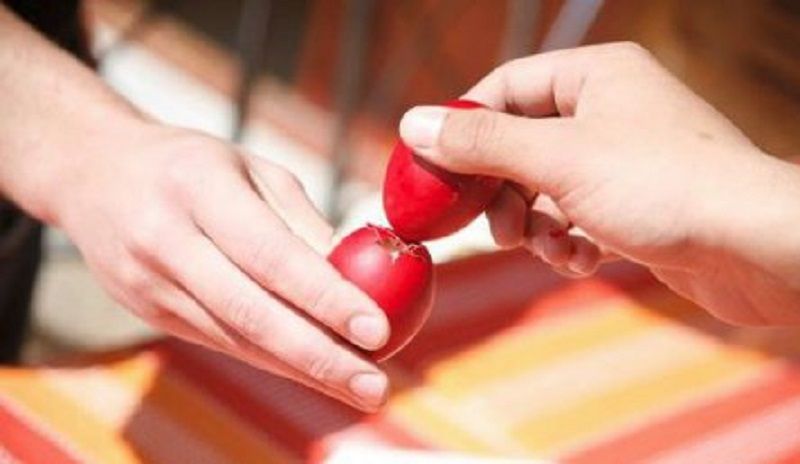 Concurs de ciocnit ouă roșii într-o comună din Gorj