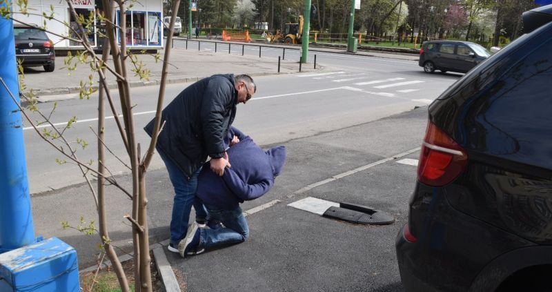 Un tânăr agresiv i-a spart ochelarii unui jandarm în Gorj