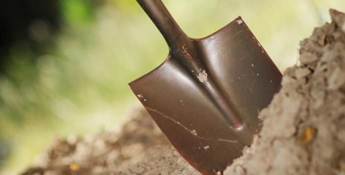 A încercat să își omoare vecinul cu lopata