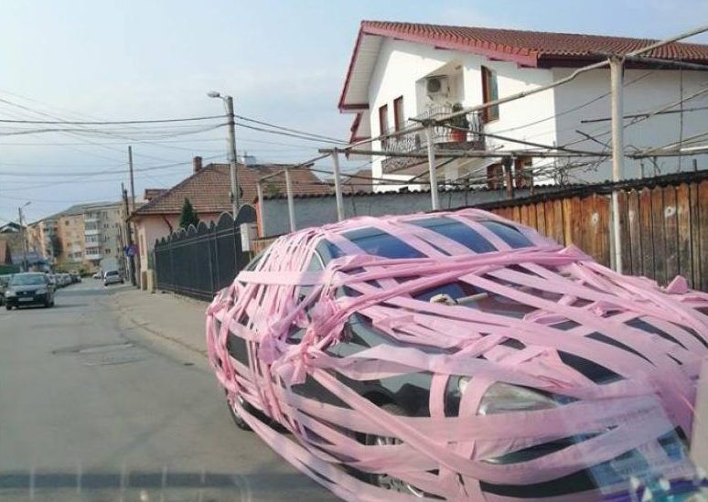 Mașini ”îmbrăcate” cu hârtie igienică, la Târgu Jiu