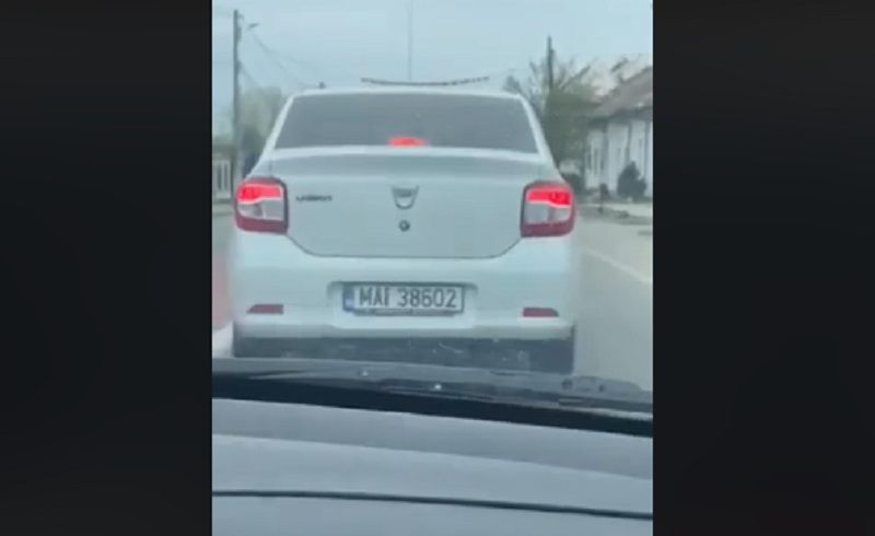 O mașină de poliție circulă periculos în Gorj: Aproape 150 km/h în localitate | VIDEO