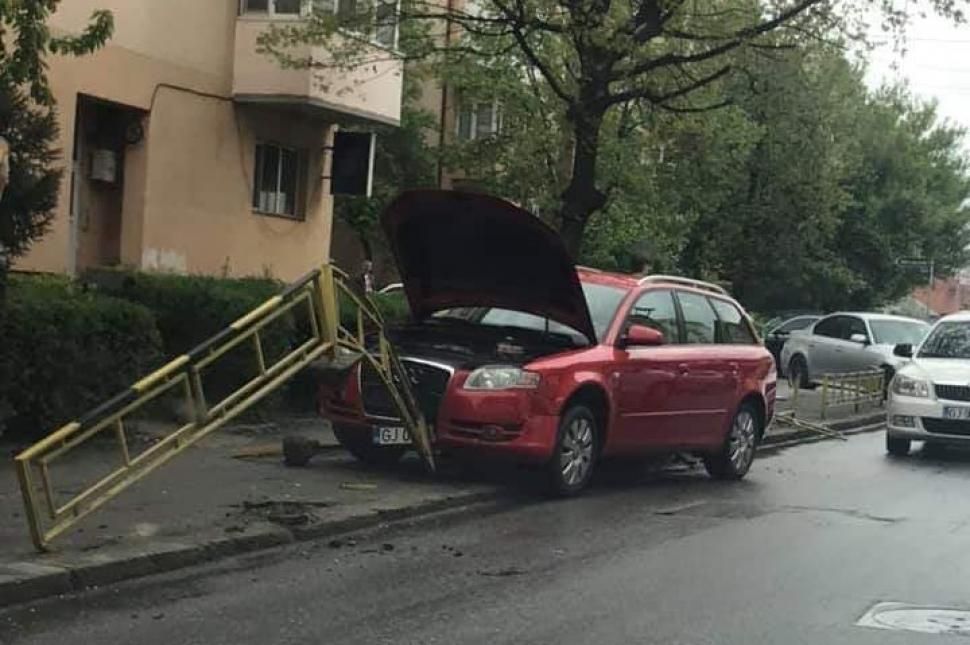 Un șofer din Târgu Jiu și-a urcat mașina pe un gard