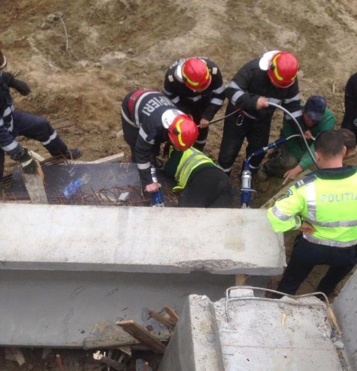 Pod prăbușit la Stoina! Cod roșu de intervenție! Două persoane au fost rănite grav