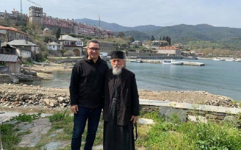 Victor Ponta caută ajutor divin la Muntele Athos înaintea alegerilor europarlamentare
