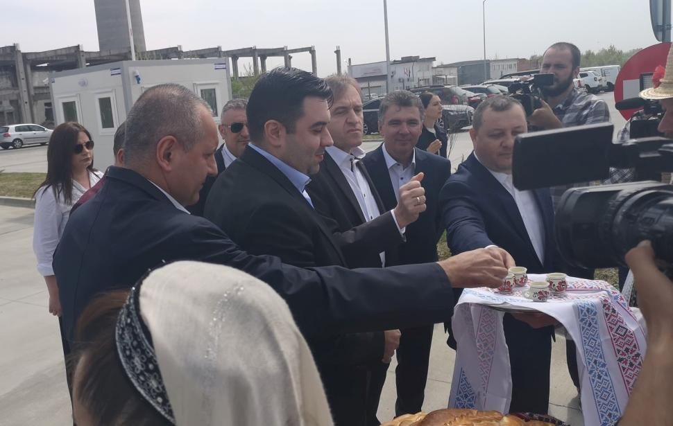 Răzvan Cuc, primit cu pâine, sare și țuică în Gorj