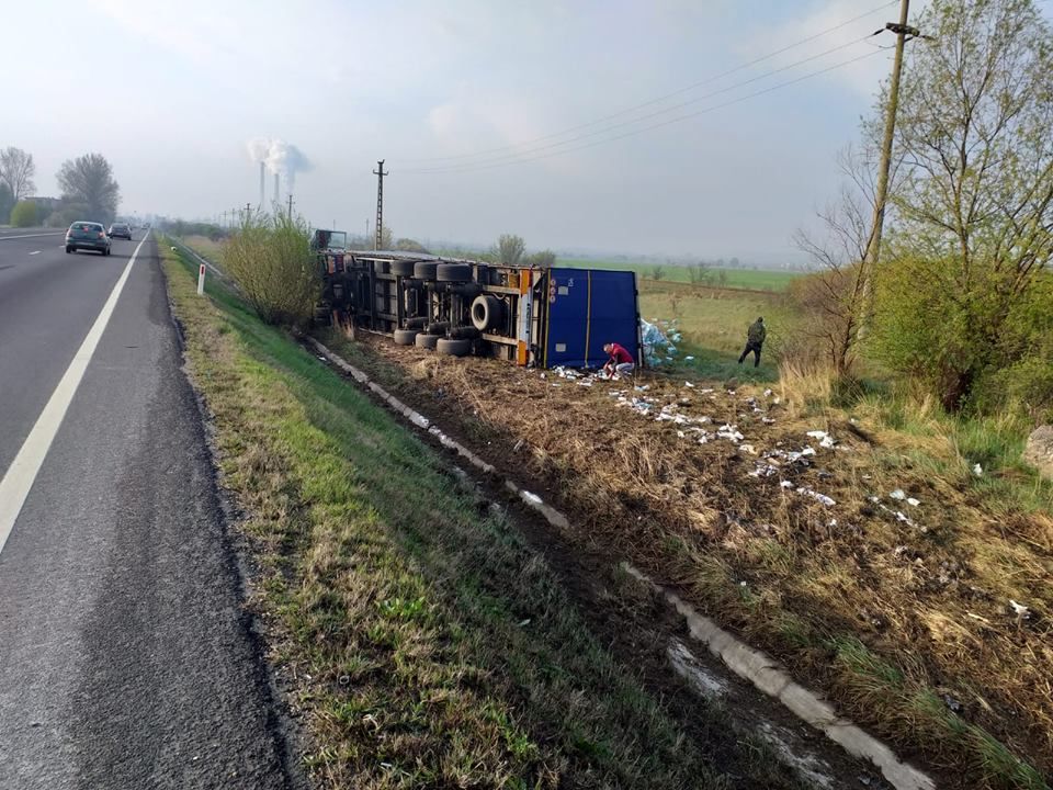 Un șofer din Gorj s-a răsturnat cu un tir plin cu scutece pentru copii