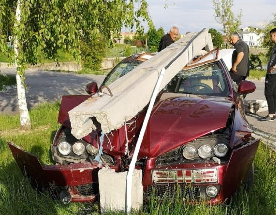 A rupt un stâlp de beton cu mașina