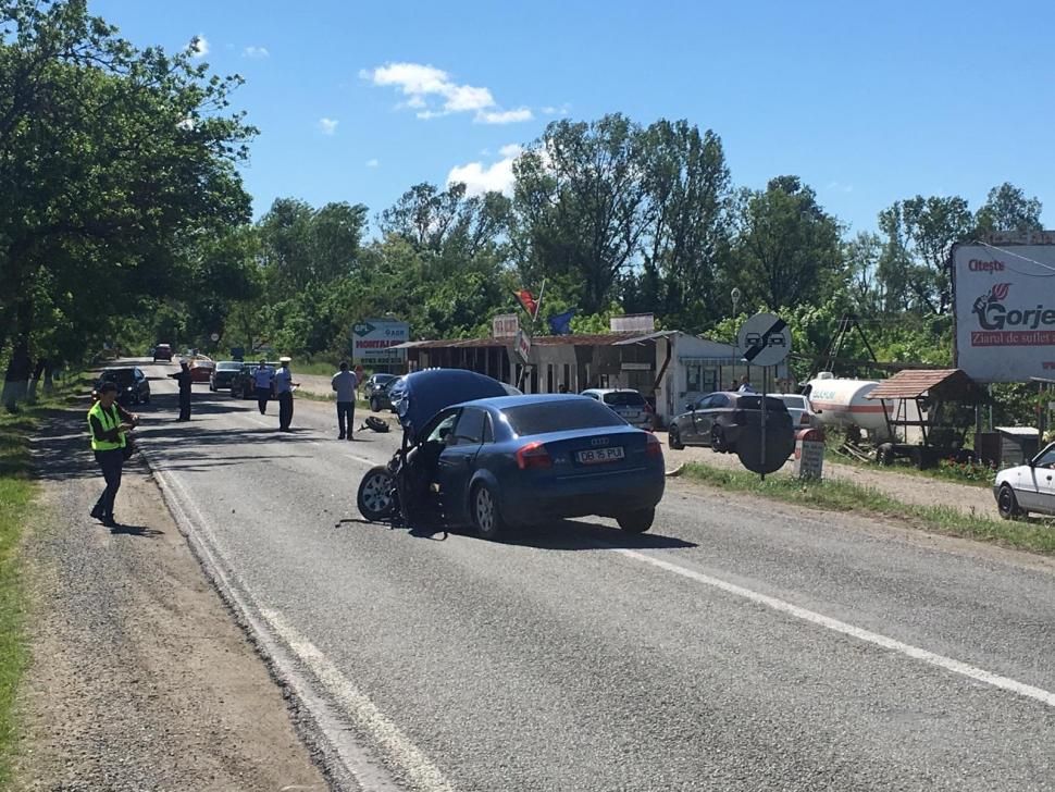 Accident grav la ieșirea din Târgu Jiu: Doi șoferi au ajuns la spital