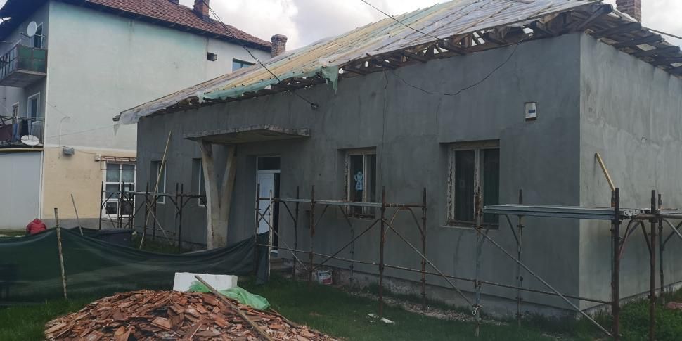 Pacienți consultați într-un dispensar fără acoperiș, în Gorj