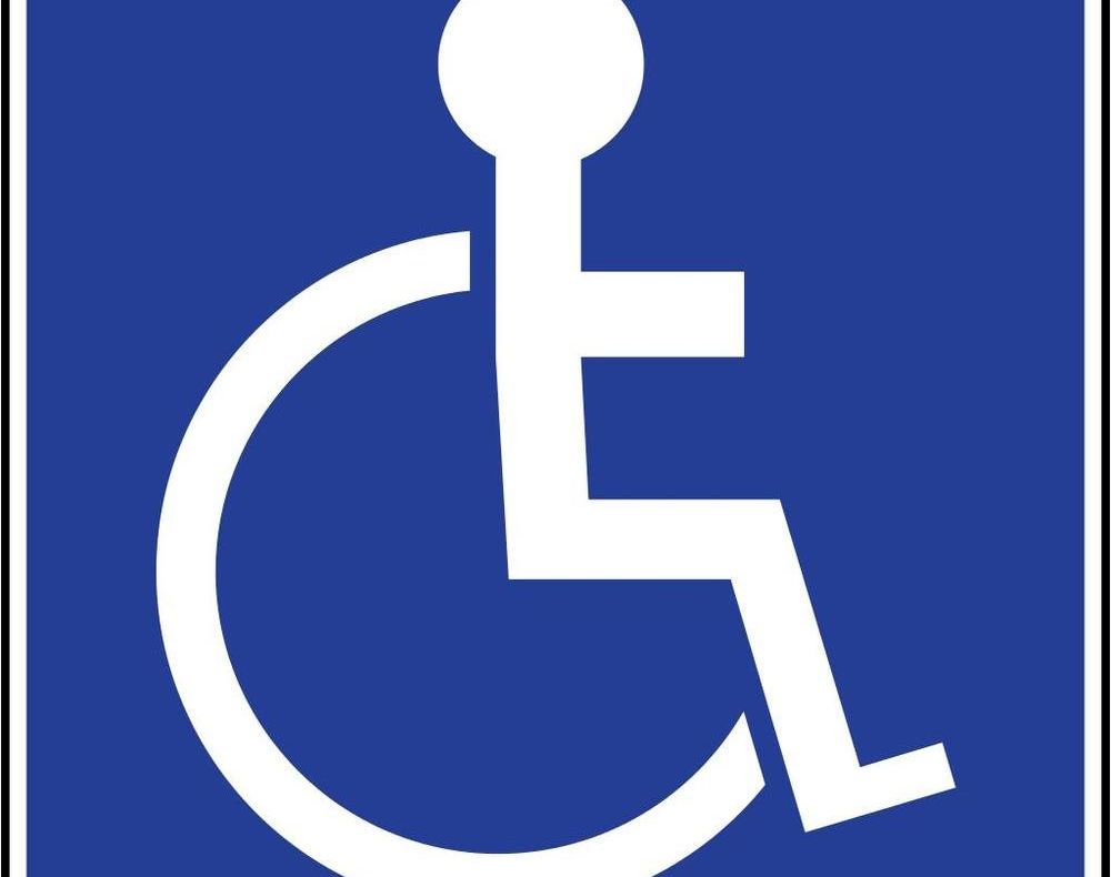 O primărie din Gorj îi trimite în șomaj pe însoțitorii persoanelor cu handicap
