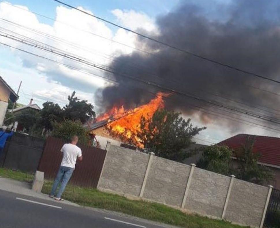 Incendiu puternic la o casă din Târgu Jiu