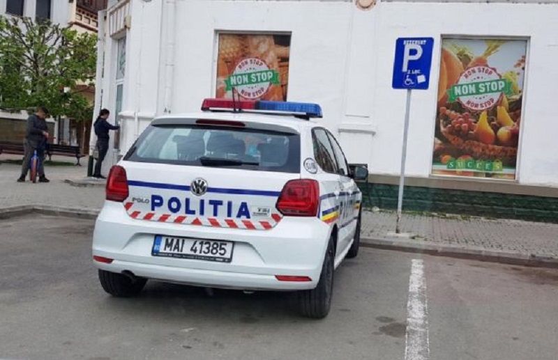 Mașină de poliție, parcată pe un loc destinat persoanelor cu dizabilități