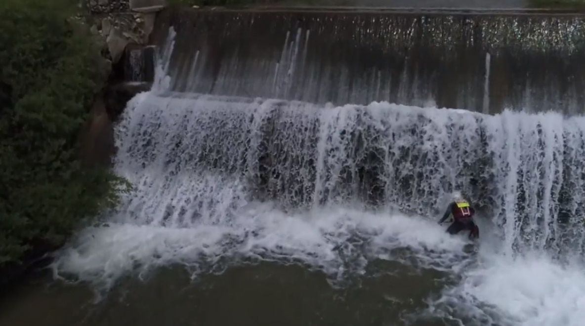 Salvamontiștii gorjeni au eliberat un câine care era prins de două zile în apele râului Sohodol