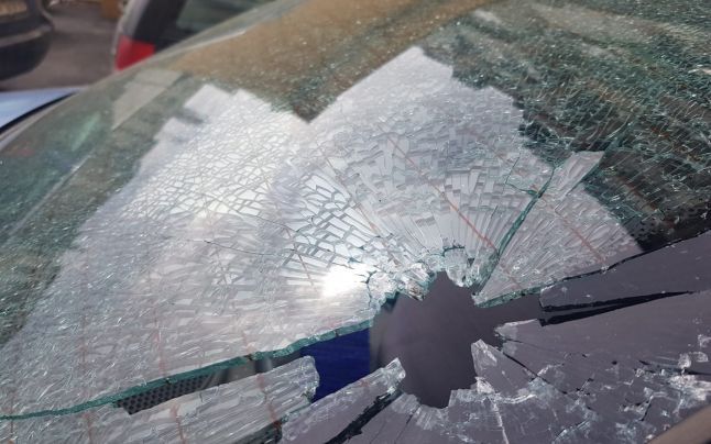 Trei tineri au fost reținuți după ce au vandalizat o mașină la Târgu Jiu