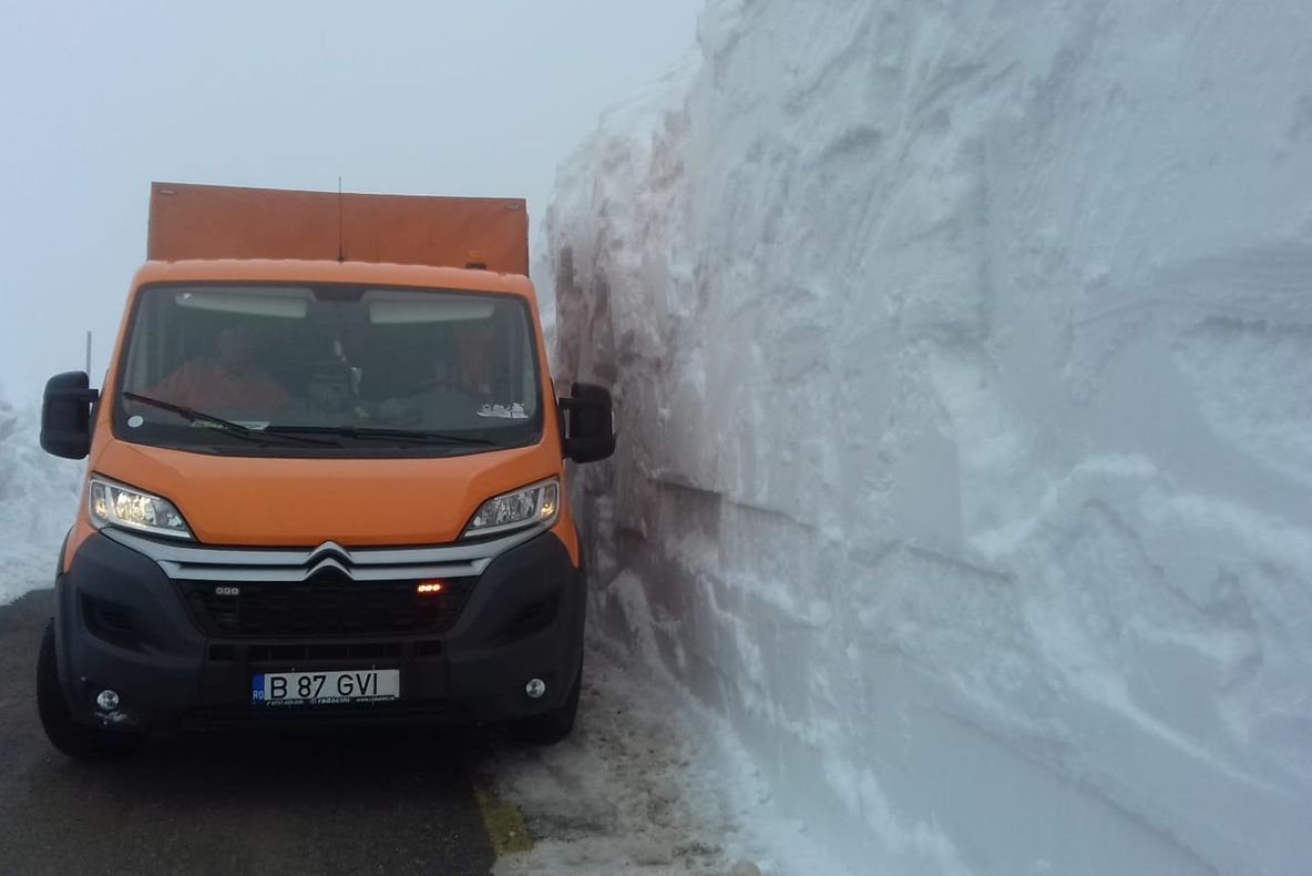 Zăpada nu se dă dusă de pe Transalpina: Stratul de omăt are o înălțime de 4 metri | VIDEO