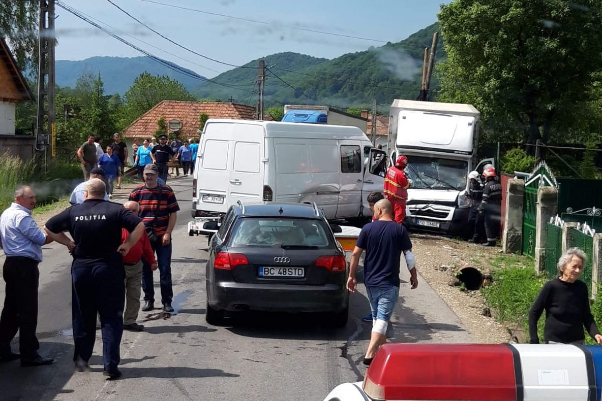Accident groaznic pe o șosea din Gorj! O mașină a intrat în două tiruri
