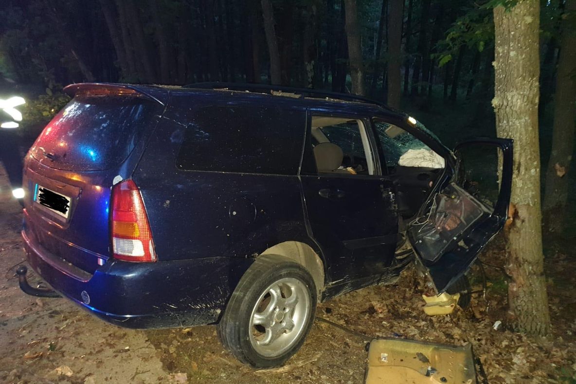 Accident la Dănești: A intrat cu mașina într-un copac