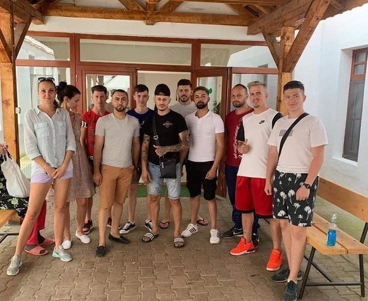 Mai mulți frizeri din Târgu Jiu au tuns gratis câteva zeci de bătrâni