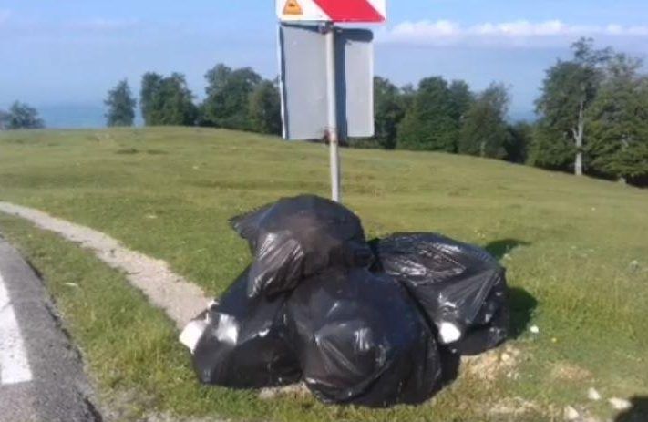 Saci cu deșeuri pe Transalpina: ”Oare ne mai facem bine?”