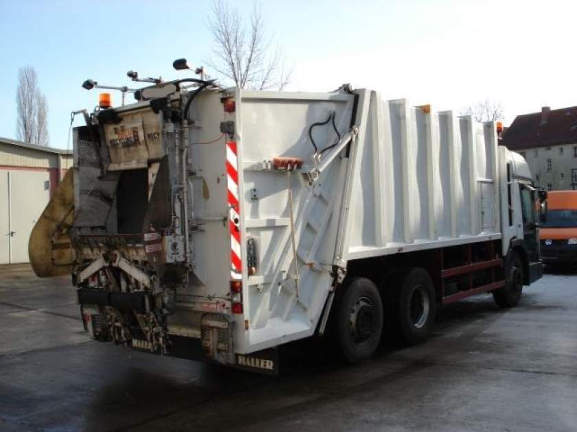 Un gunoier din Gorj a căzut din mașina de gunoi. E în stare gravă!