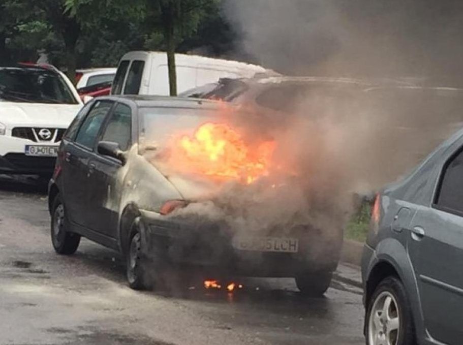 Mașină în flăcări lângă Prefectura Gorj