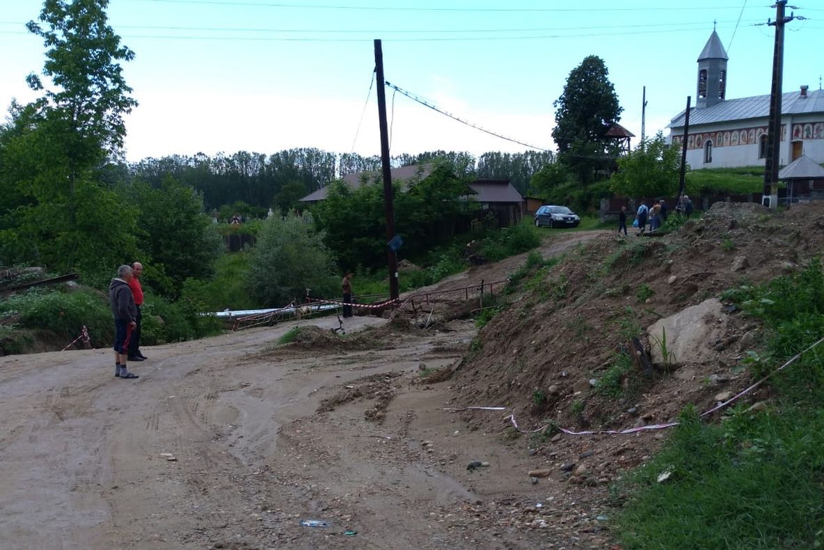 Sute de localnici izolați în satul gorjean unde primarul a furat un pod