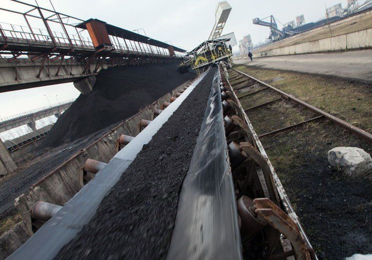 Un bătrân de 75 de ani, prins în timp ce fura cărbune la Rovinari