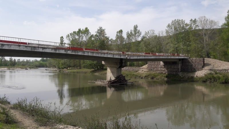 Sute de familii din Gorj riscă să rămână izolate din cauza unui dig distrus