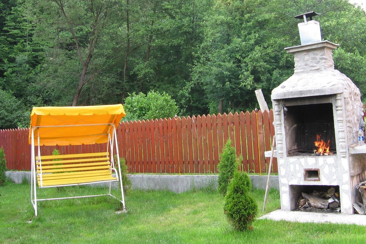 I-a furat șezlongul, umbrela și grătarul vecinului