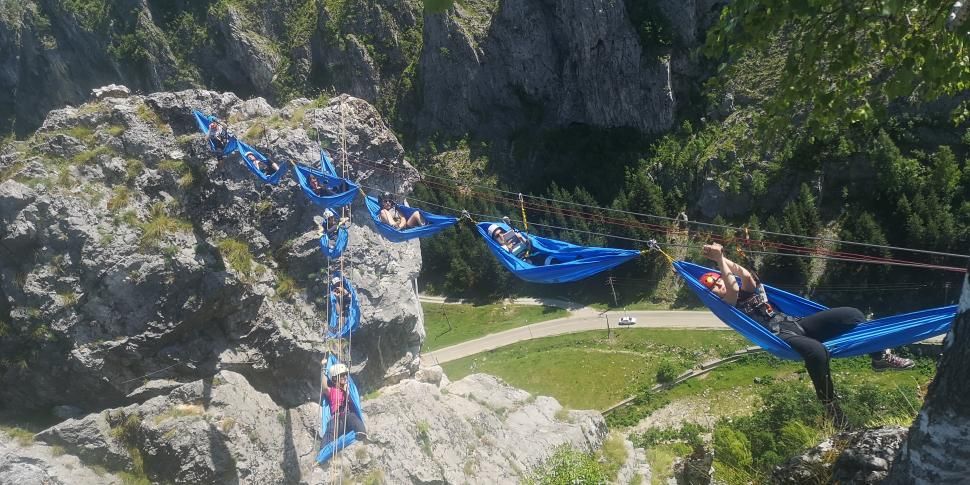 O nouă experiență pentru turiști în Gorj: Hamace deasupra Peșterii Muierilor!