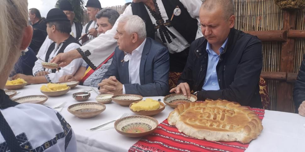 Petre Daea a mâncat tocan de oaie pe Transalpina